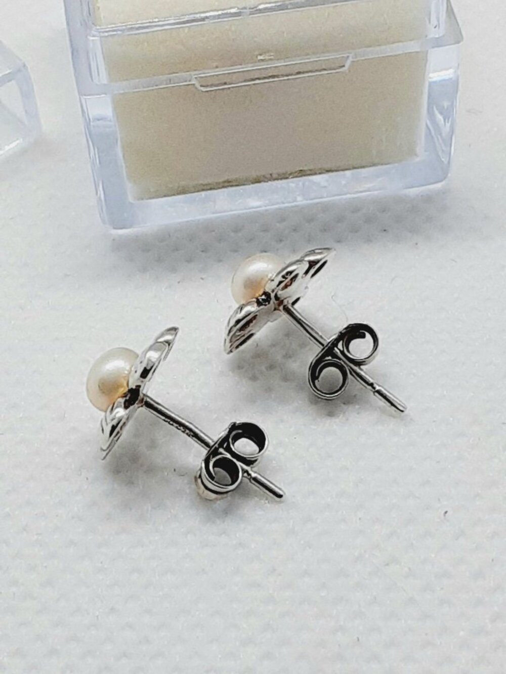 NEW 925 sterling silver and pearl petite minimalist flower post earrings - Picture 3 of 6